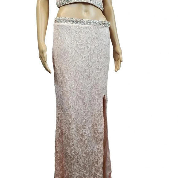 City Triangles Brand Size 9 Two Piece Light Pink Floor Length Lace Formal Dress - Picture 6 of 9